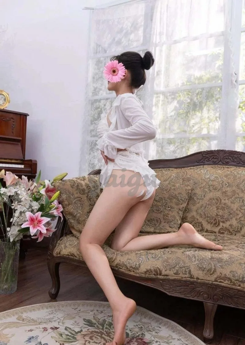 San San - Dẫm nữ sexy - Ngoan xinh chiều khách