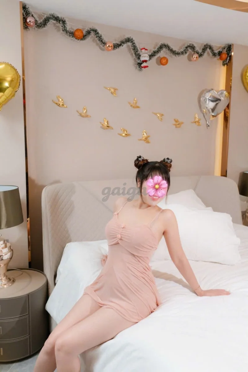 DÂM NỮ KIM NGÂN CHIỀU CHUỘNG KHÁCH