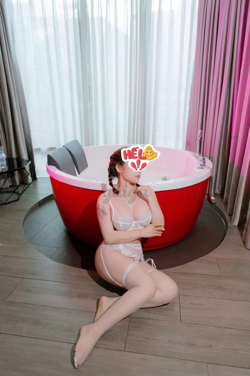 LY LY NGHỆ NHÂN KÈN SÁO, VÚ TO BƯỚM XINH