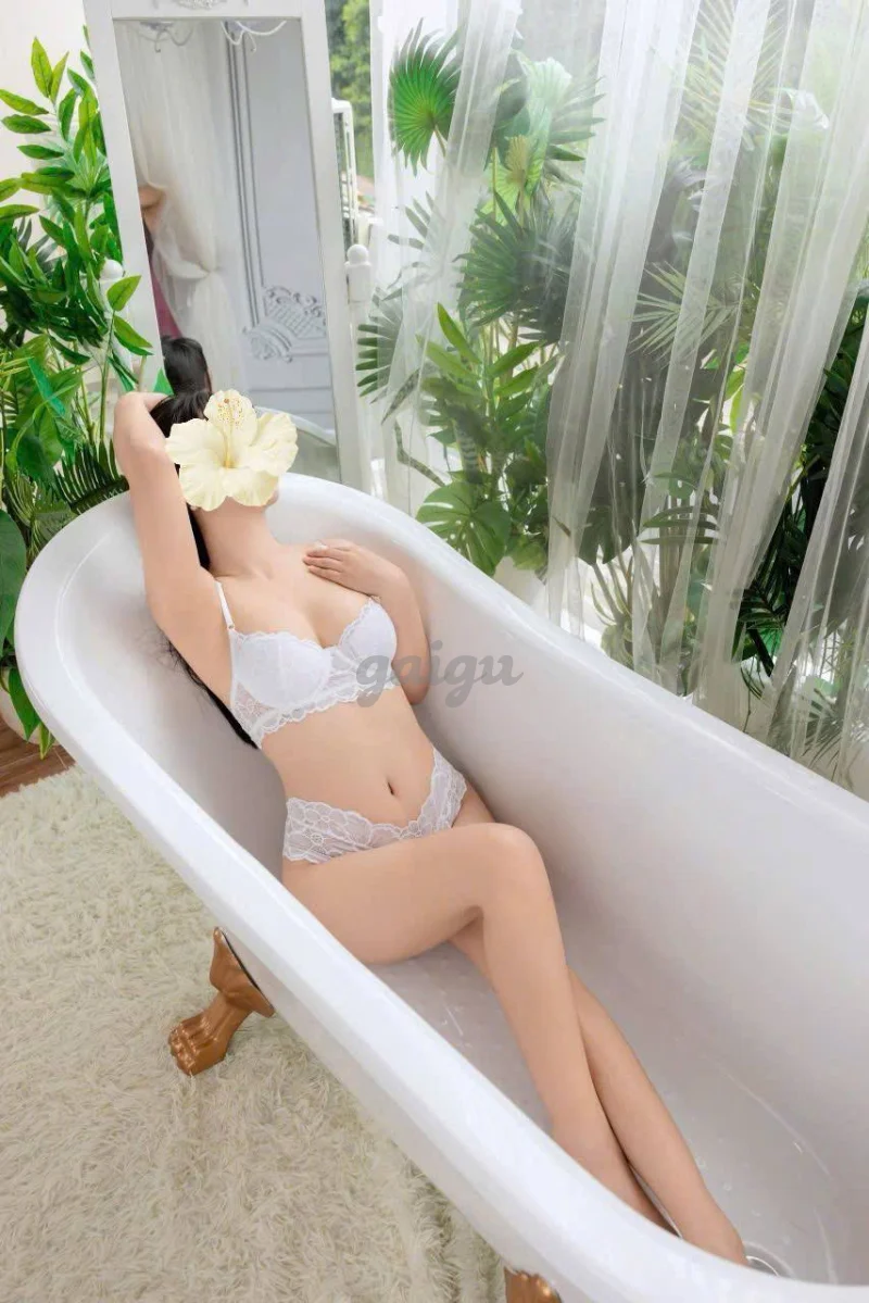 Minh Châu - Gái xinh, da trắng, làm tình hết mình