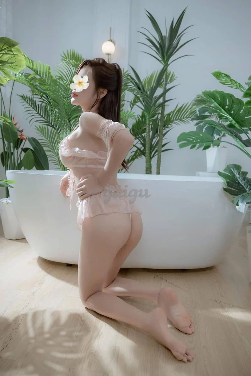 Siêu Mẫu Quỳnh Anh - Mới Toanh Lần Đầu Làm Web, Điện Nước Tràn Trề