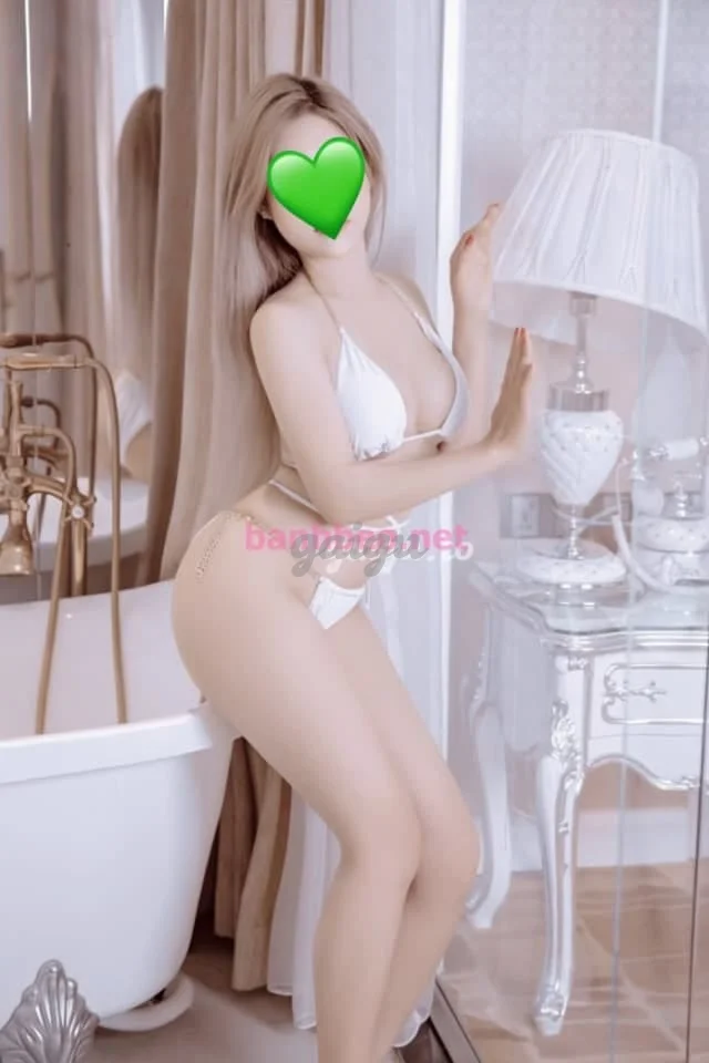 An Na da trắng mặt xinh dáng chuẫn vào đời.
