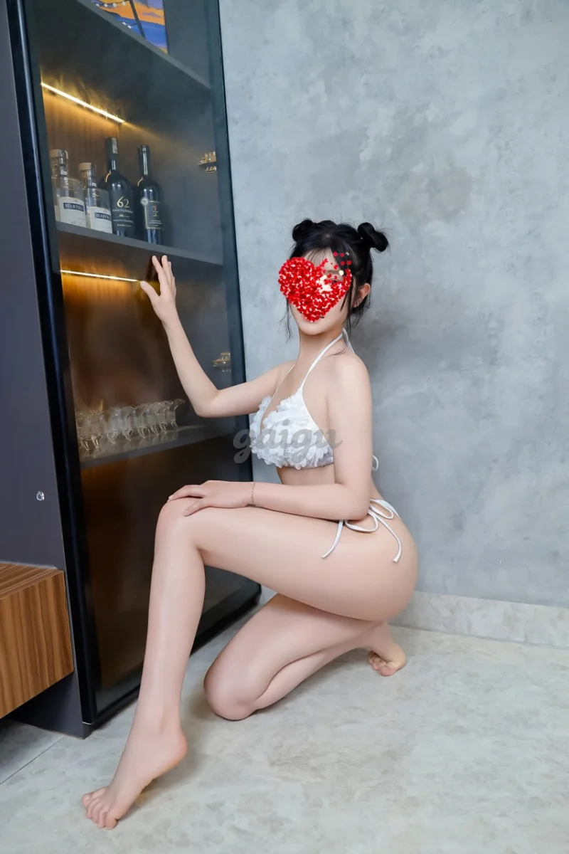 HOT TEEN BÉ MIU XINH XĂN VÚ BƯỚM NON TƠ CHIM KHÍT PHỤC VỤ BÚ LIẾM CHIỀU KHÁCH