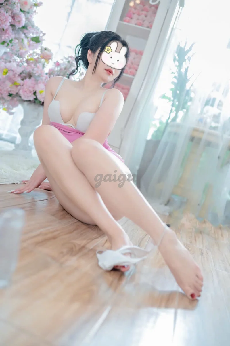Gia Linh:GƯƠNG MẶT XINH XẮN- VÚ TO - MÔNG MẨY - CHỊCH ÊM KHÓ CƯỠNG