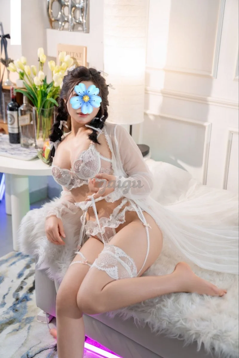 BÉ HUYỀN XINH DÂM ĐÁNG YÊU_ VÚ SIÊU ĐẸP_MÔNG CONG