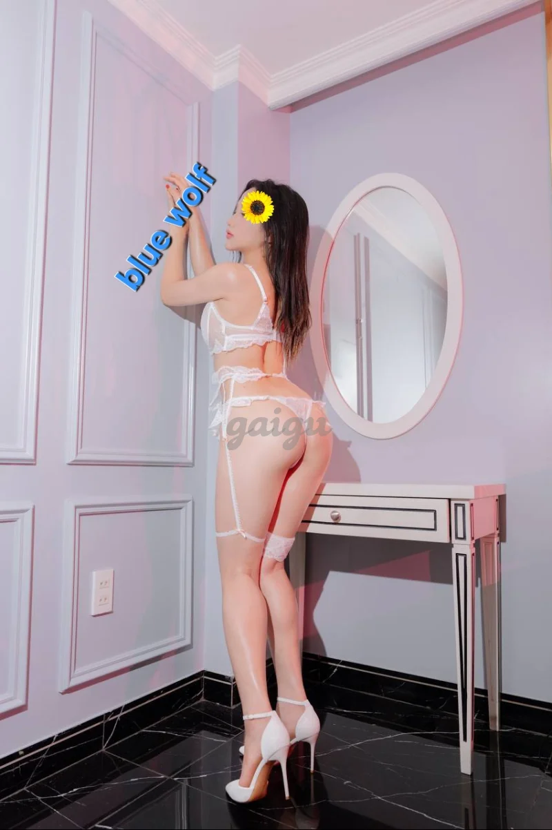 Quỳnh Anh_siêu mẫu vô cùng xinh đẹp với quả body căng đét