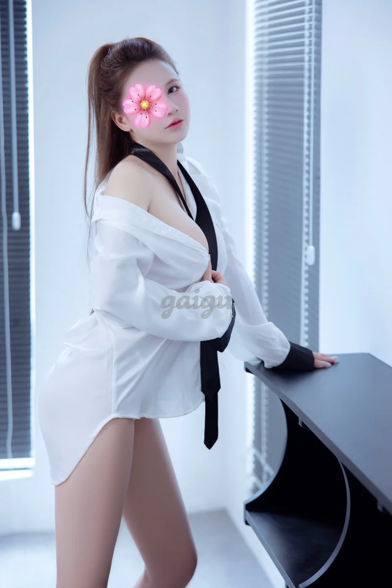 Hót 💕Tú Uyên  💕 Cô Nàng sexi quuyến rũ phê quên lối về