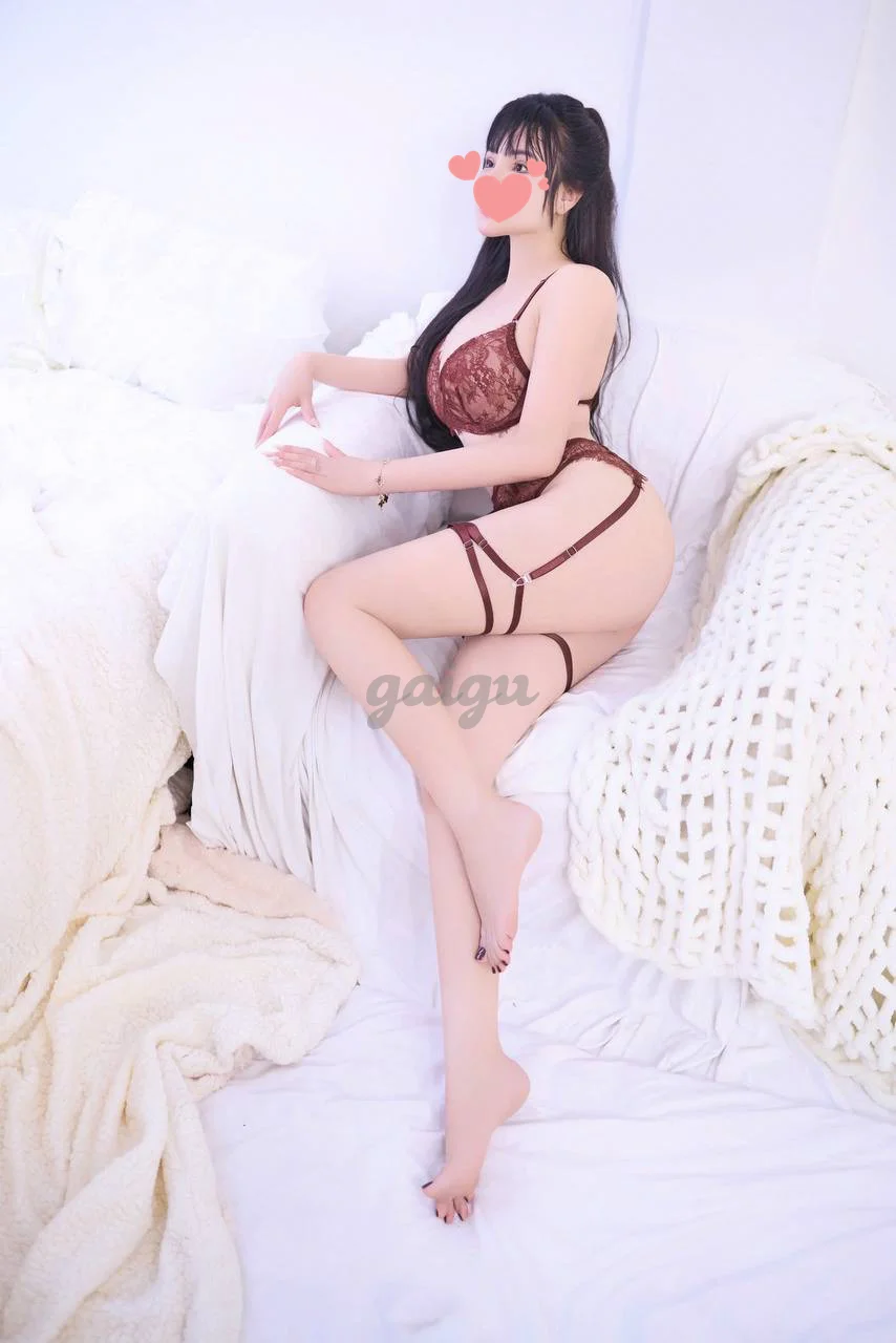 LINH NHI MODEL MẪU XINH NGON ĐẲNG CẤP RẤT HỢP GU AE