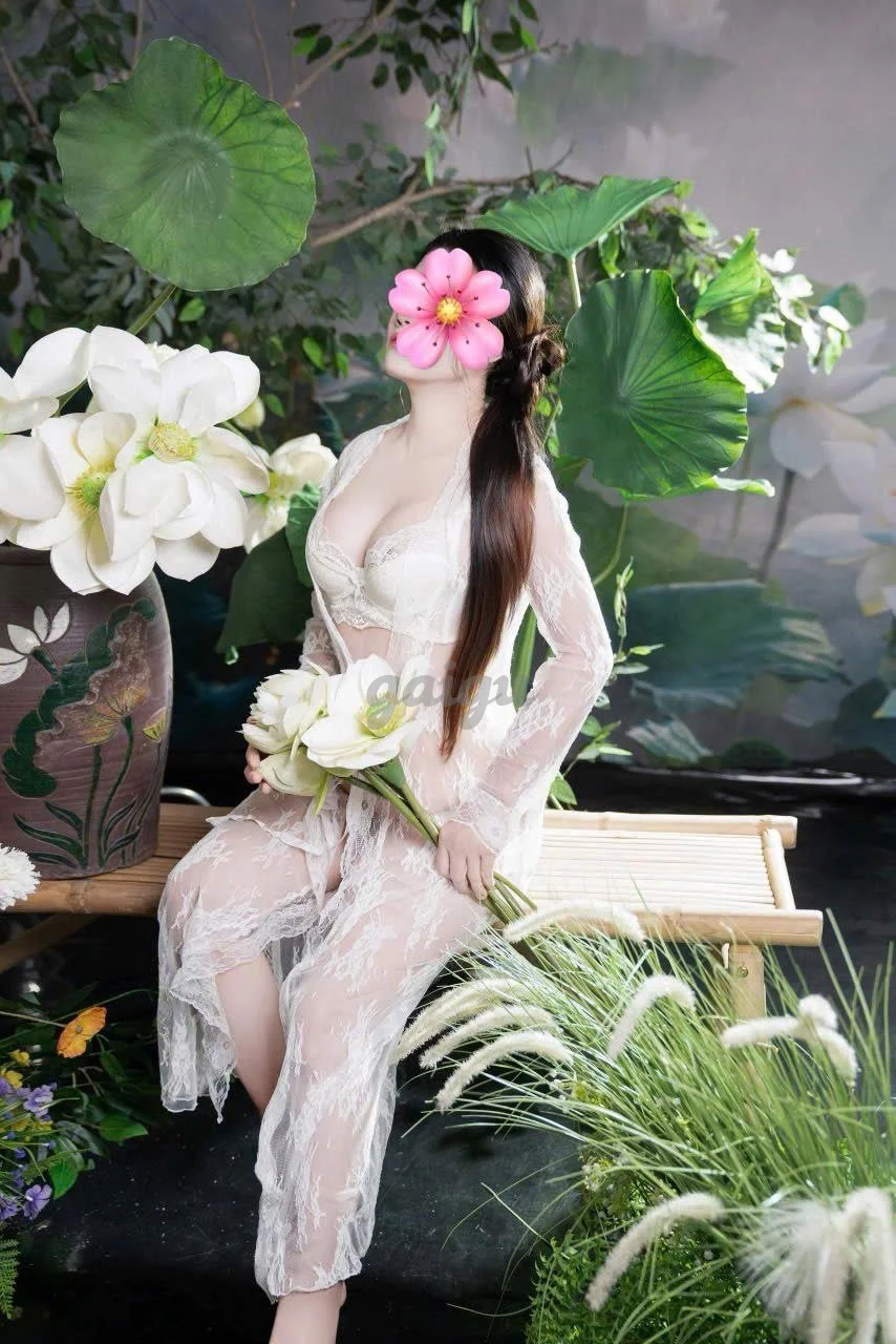 NGỌC CHÂU Gái xinh chiều khách, body gợi cảm