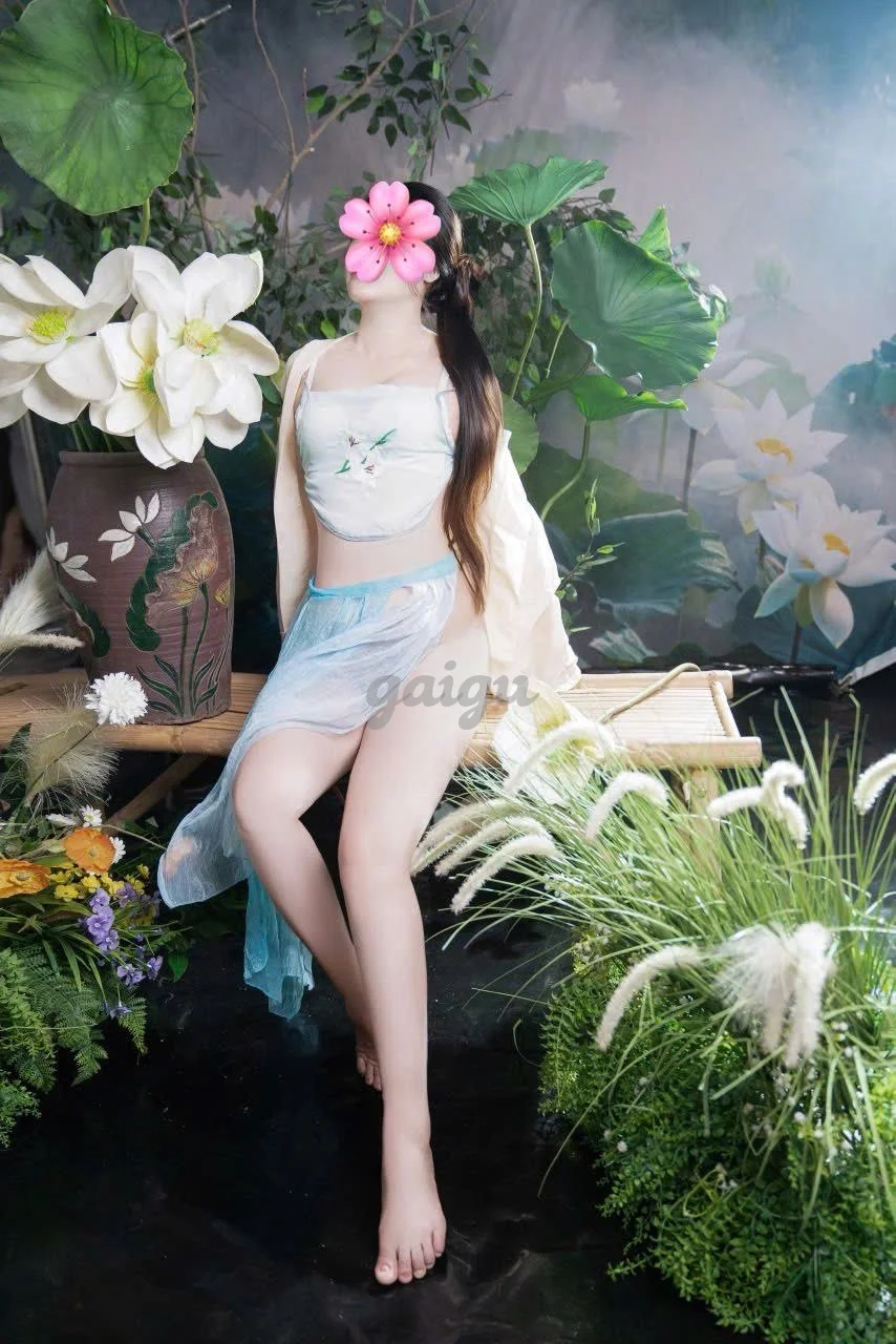 NGỌC CHÂU Gái xinh chiều khách, body gợi cảm