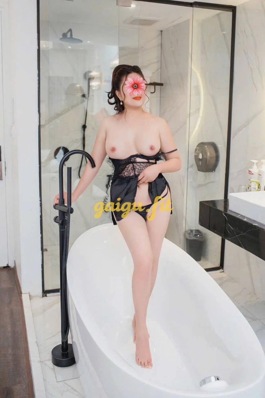 NGÂN KHÁNH _ VÚ BỰ _ MÔNG TO _ BODY NGON _ LÀM TÌNH GIỎI _ HÀNG CỰC DÂM VÀ CHIỀU KHÁCH