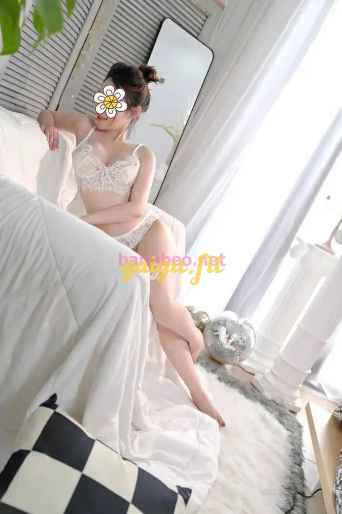 Khánh Vy Em Xinh Ngoan Chiều Khách