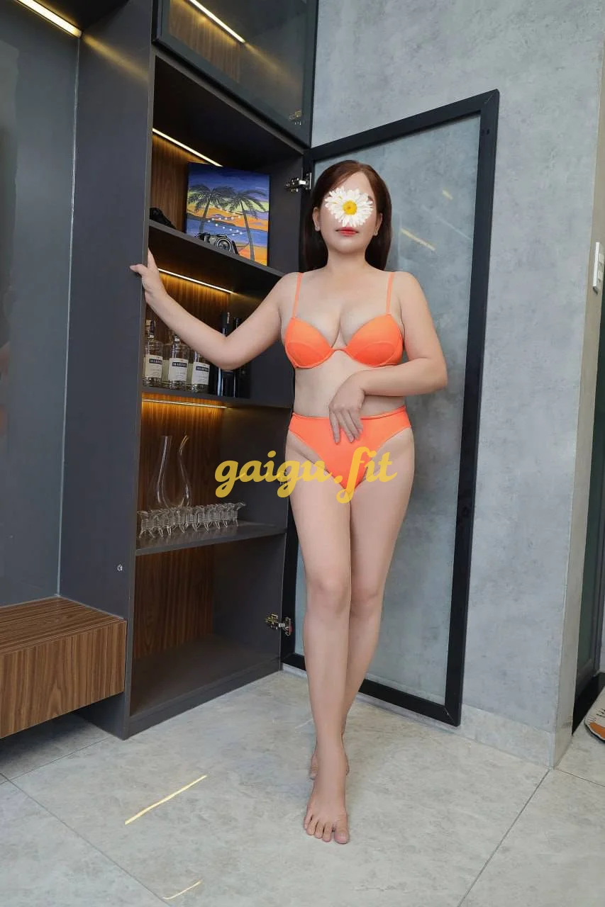 Hồng Phương - Sập Sàn Phân Khúc Tình Cảm, Lần Đầu Gia Nhập Sân Chơi