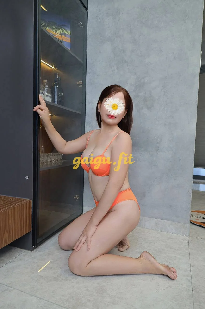 Hồng Phương - Sập Sàn Phân Khúc Tình Cảm, Lần Đầu Gia Nhập Sân Chơi