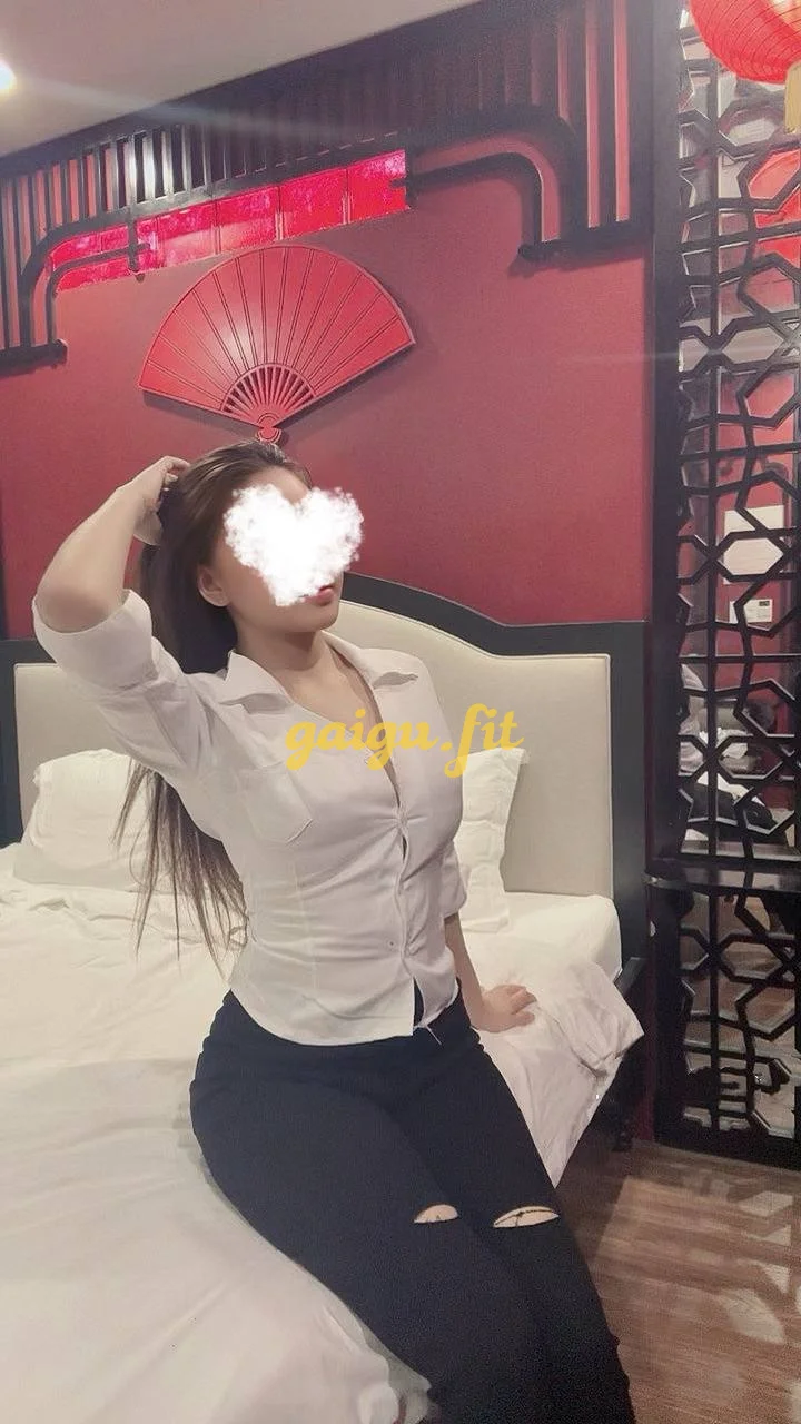 Linh Linh 2k3 mặt thiẻn thần dáng chuẫn hot girl.
