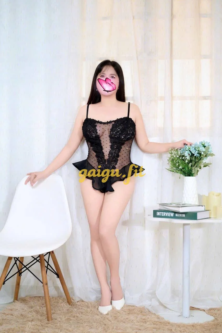 MỸ LAN LẦN ĐẦU LÀM WEB NGỰC TO MÔNG BỰ BÚ CU LÚC CÁN CỰC DÂM VÀ CHIỀU KHÁCH