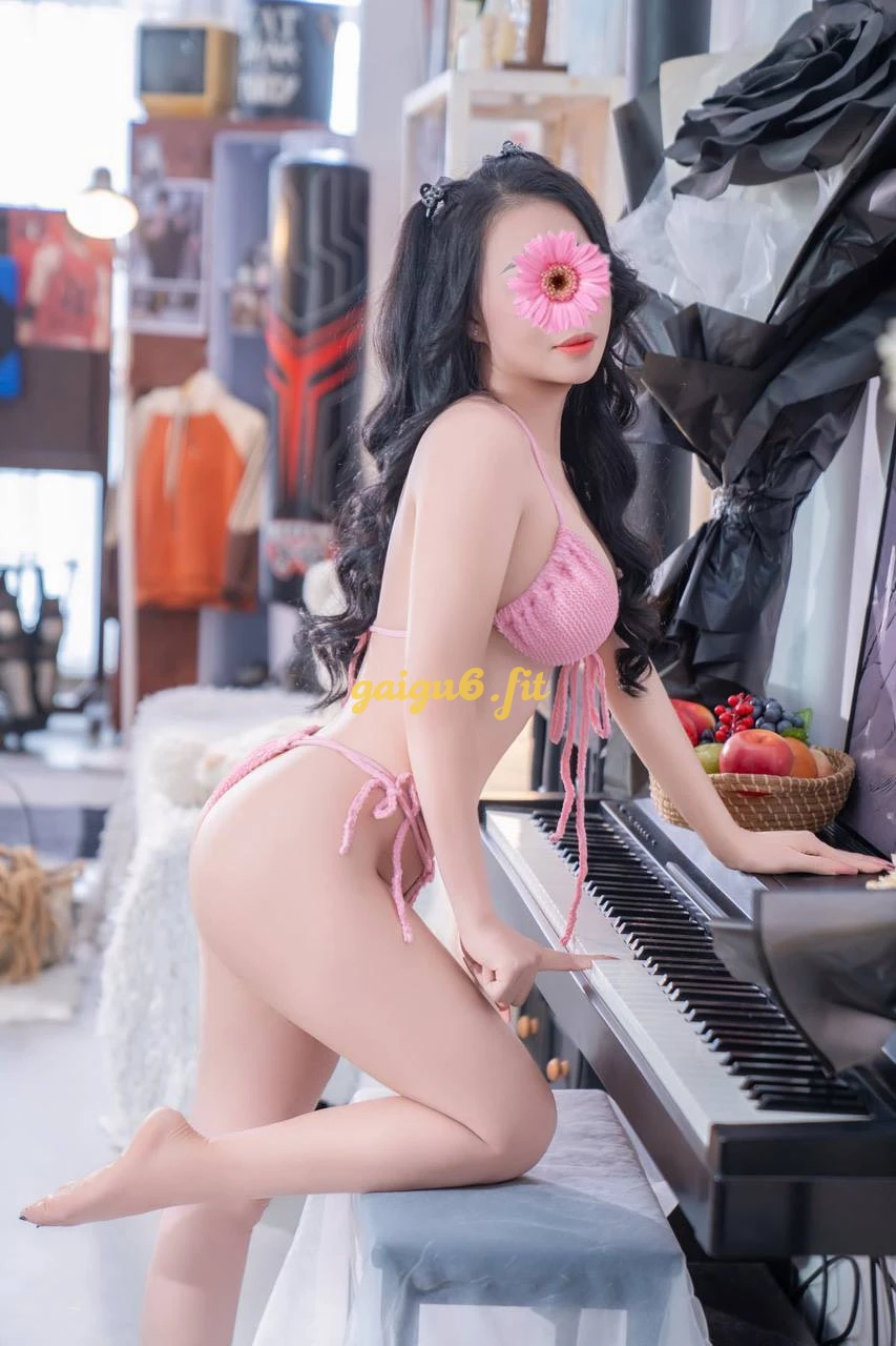 Khánh Thi - Siêu Phẩm Đồng Hồ Cát Gầm Cao, Doggy Tê Tái